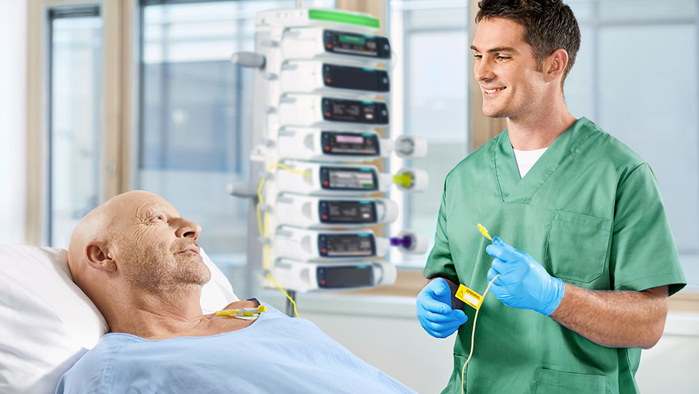 Y tá trực quan kết nối dây dẫn gây tê cục bộ