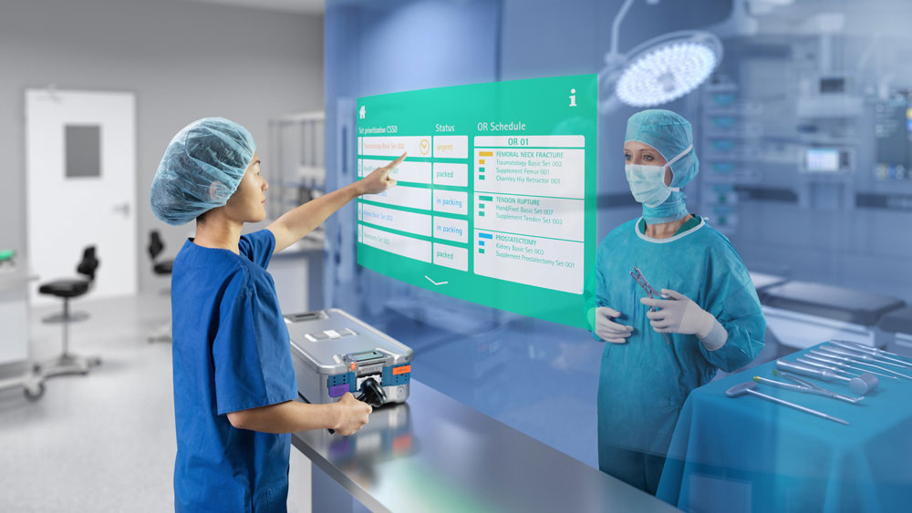 Nhân viên CSSD quét một hộp hấp vô trùng và hiển thị kết quả trên màn hình cho quản lý phòng phẫu thuật