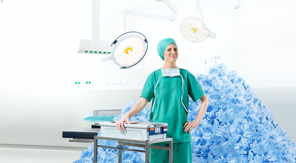 Một cán bộ y tế tự hào giới thiệu vật tư y tế làm từ vật liệu bền vững.