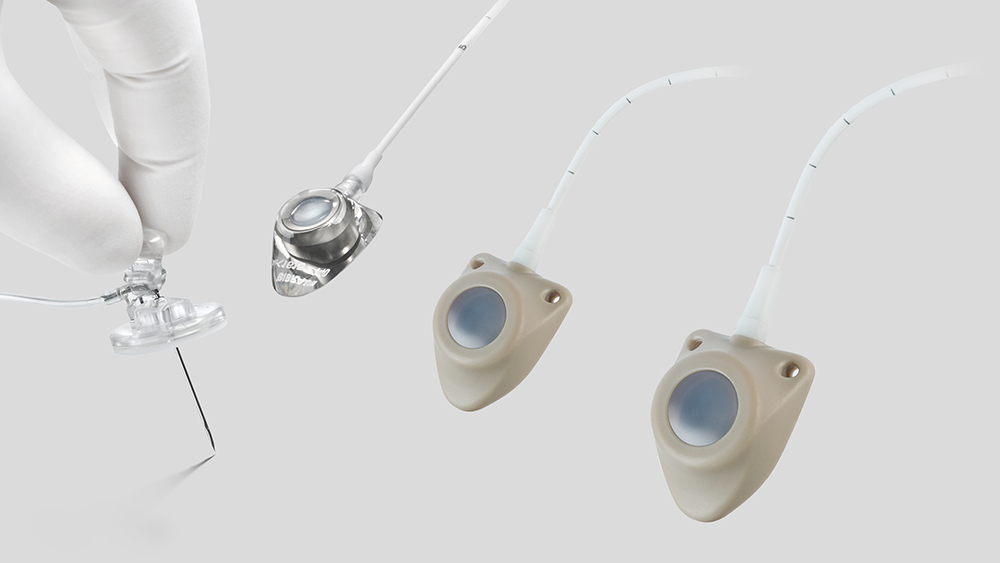 Cổng tiếp cận bổ sung bằng tay đeo găng tay mô phỏng đâm thủng cổng bằng kim Surecan® safety II.