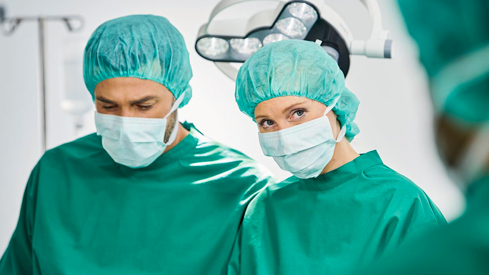 Các chuyên gia chăm sóc sức khỏe trong phòng phẫu thuật