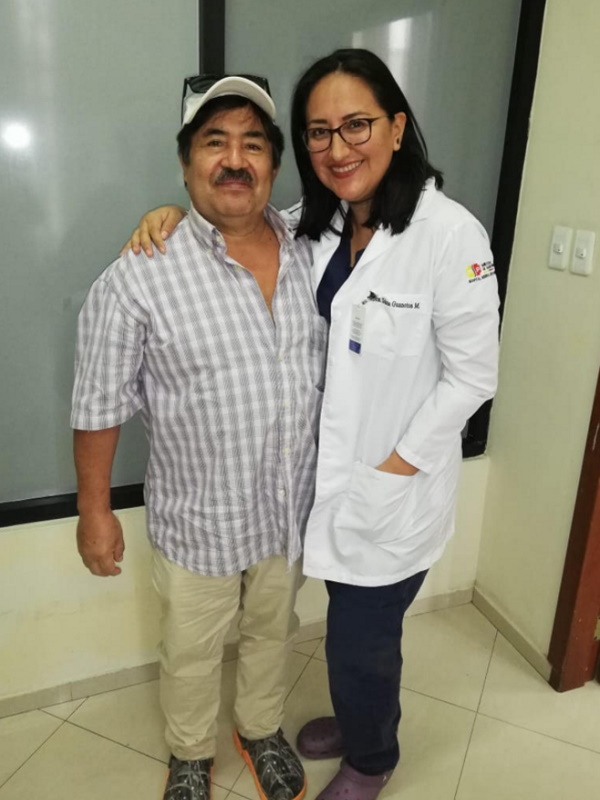 Ông Gallo và bác sĩ đứng gần nhau, mỉm cười vui vẻ