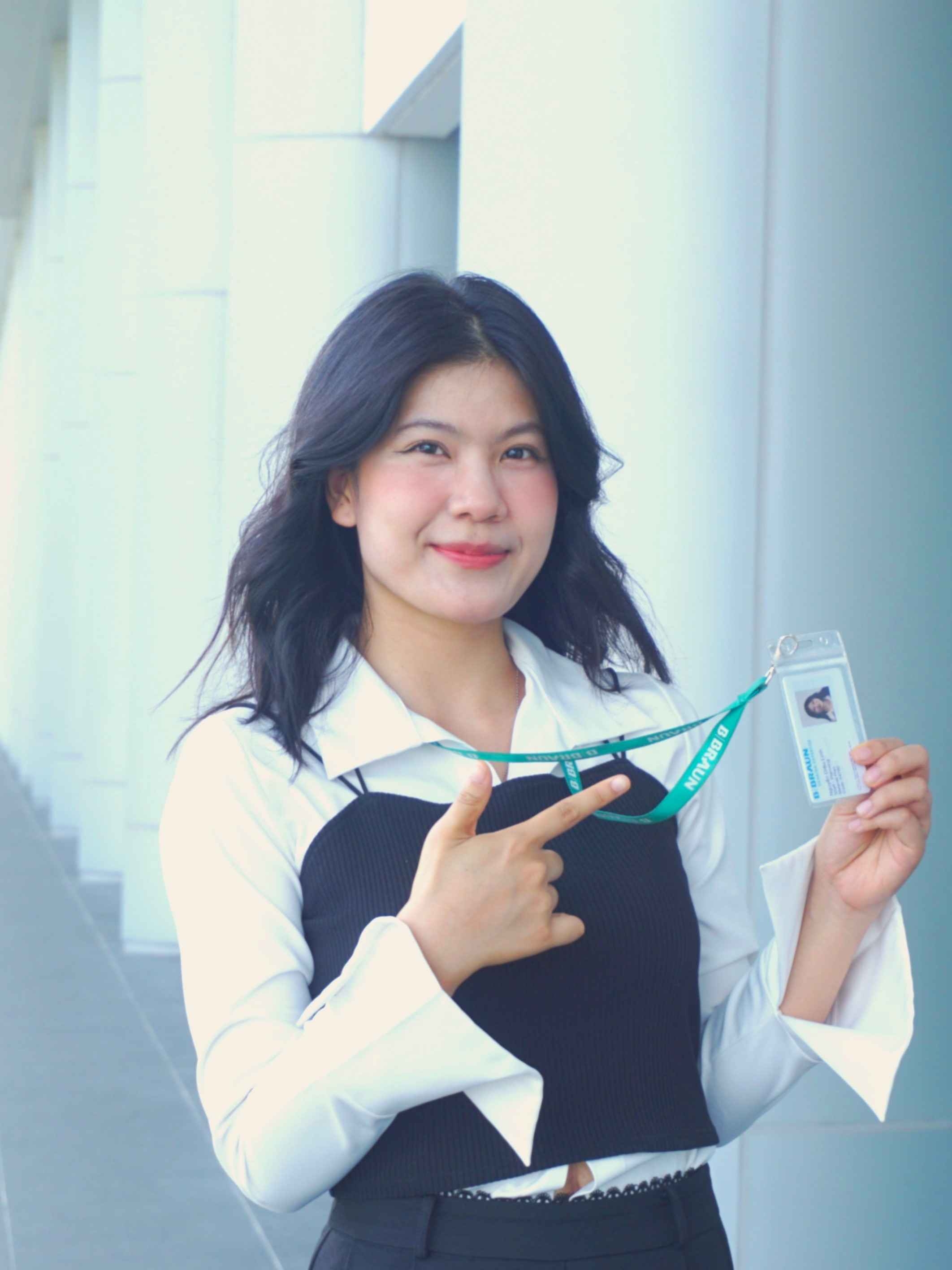 Một người đeo kính đứng trước nền màu xanh lá, toát lên vẻ tự tin và trí tuệ. 