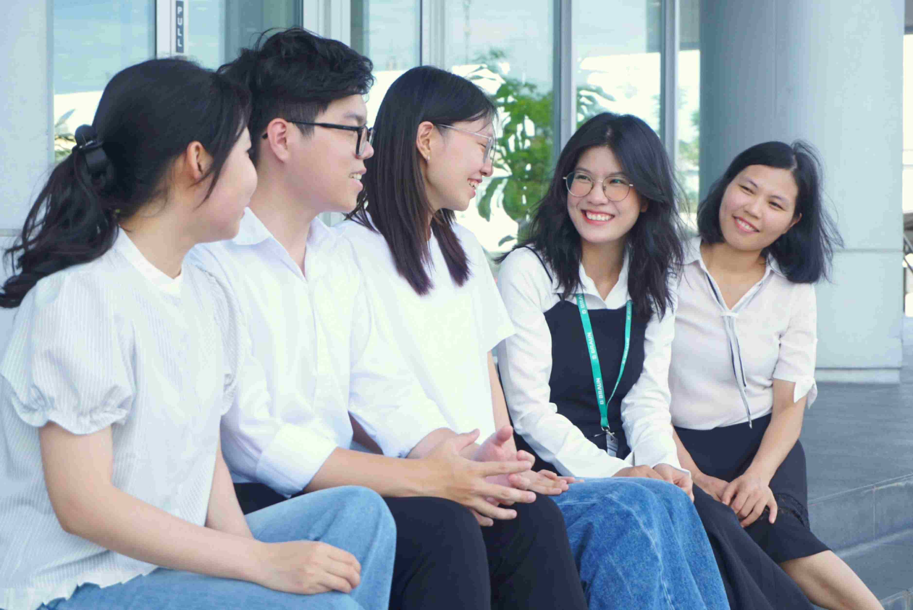 Hai đồng nghiệp trong phòng họp và chia sẻ với nhau những câu chuyện truyền cảm hứng. 